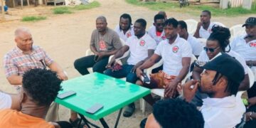 Rabbon Dodoo meets members of Voice of Professional Boxers Association